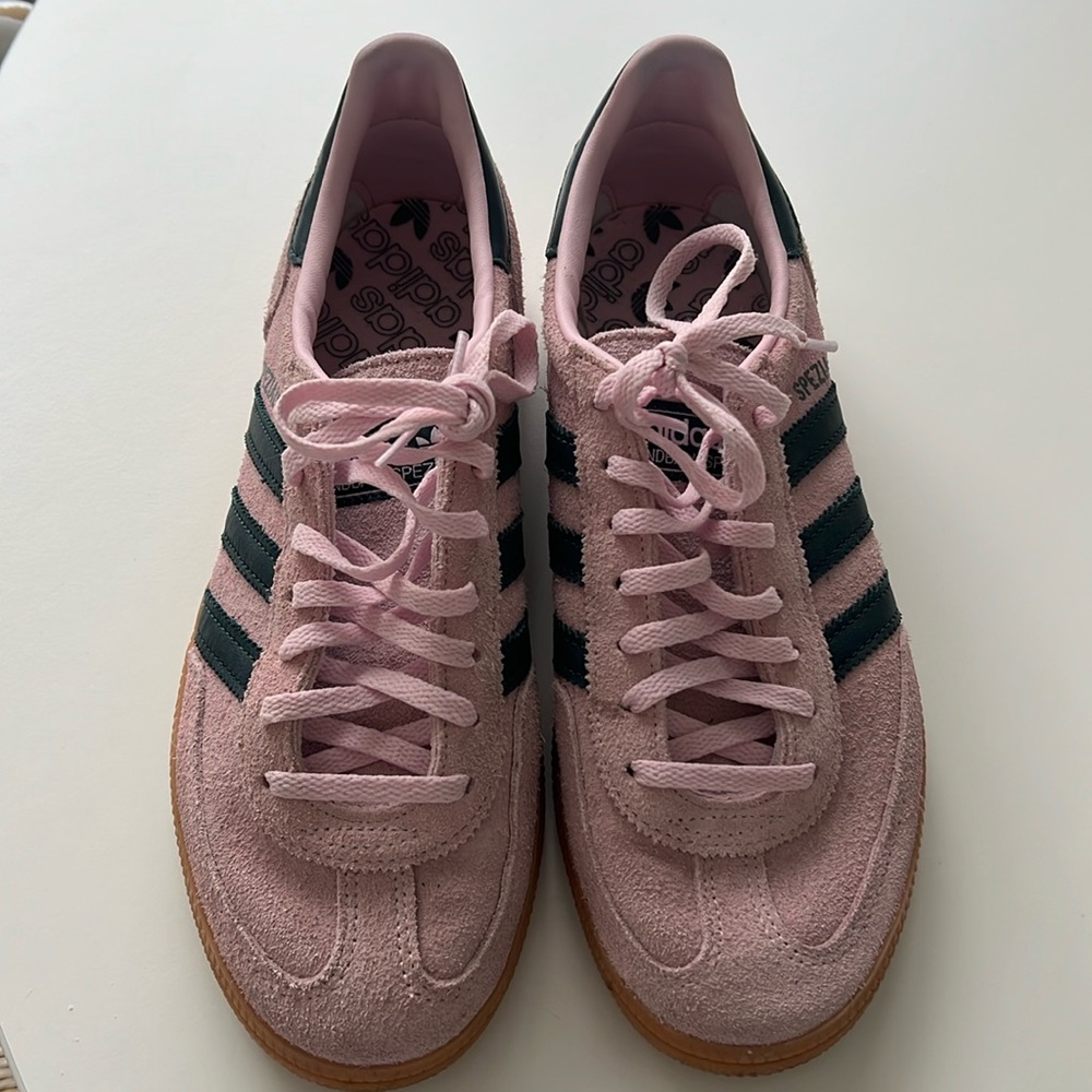 Pink and blue handball spezial